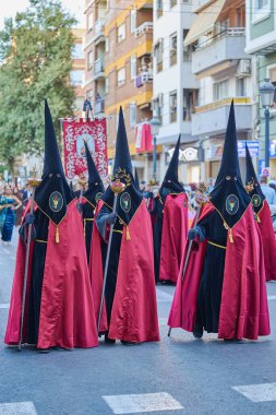 Valencia, İspanya - 7 Nisan 2023: Sokaktaki Kutsal Hafta Geçit Töreni sırasında Kardeşlik Hıristiyanları Grubu