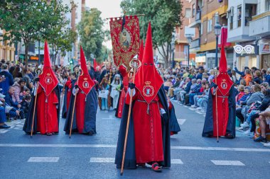 Valencia, İspanya - 7 Nisan 2023: Sokaktaki Kutsal Hafta Geçit Töreni sırasında Kardeşlik Hıristiyanları Grubu