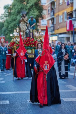 Valencia, İspanya - 7 Nisan 2023: Sokaktaki Kutsal Hafta Geçit Töreni sırasında Kardeşlik Hıristiyanları Grubu