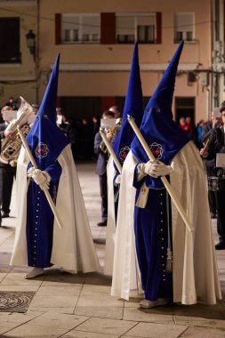 Valencia, İspanya - 7 Nisan 2023: Sokaktaki Kutsal Hafta Geçit Töreni sırasında Kardeşlik Hıristiyanları Grubu