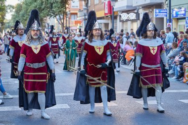 Valencia, İspanya - 7 Nisan 2023 Kutsal Hafta geçit töreninin bir parçası olarak tarihi kostümlerle geçit töreni.
