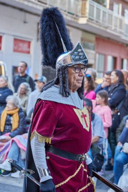 Valencia, İspanya - 7 Nisan 2023 Kutsal Hafta geçit töreninin bir parçası olarak tarihi kostümlerle geçit töreni.