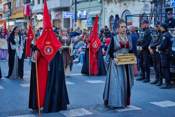 Valencia, İspanya - 7 Nisan 2023: Sokaktaki Kutsal Hafta Geçit Töreni sırasında Kardeşlik Hıristiyanları Grubu