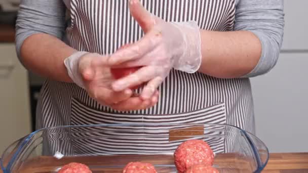 厨师用切肉准备肉丸子 自制肉丸子的制备 — 图库视频影像