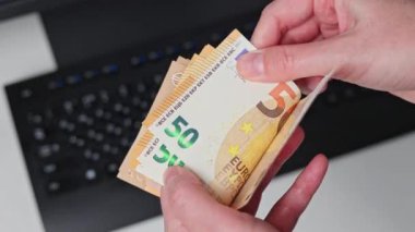 50 Euro 'luk banknotları sayarak kadınların ellerini kapat.