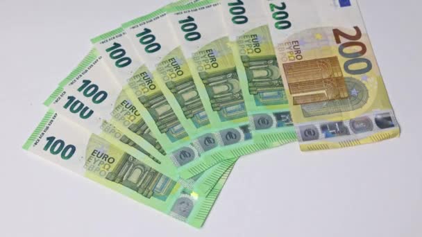 Primer Plano Las Manos Mujer Lanzando Billetes Euros Sobre Mesa — Vídeos de Stock