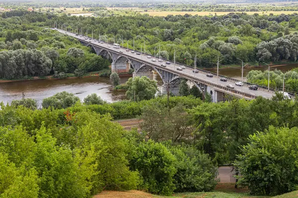 Nehir ve demiryolu üzerindeki yol köprüsü.