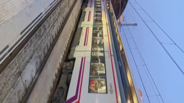 Arrivo Del Treno Pendolare Alla Stazione Valencia Nord Valencia Spagna — Video Stock