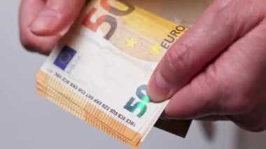 50 Euro 'luk banknotları sayarak kadınların ellerini kapat.