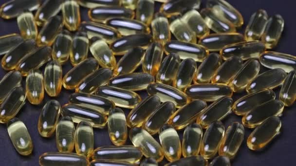欧米茄3金鱼油胶囊的旋转背景 含维生素E A的特效天然胶囊 — 图库视频影像