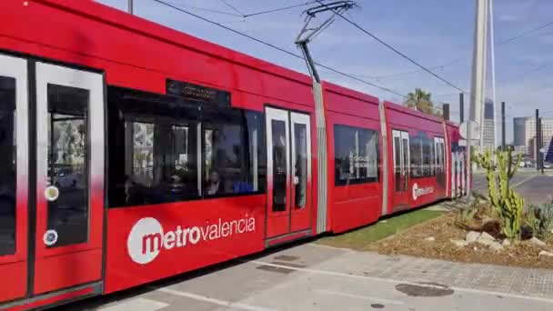 Kırmızı Yüksek Hızlı Metro Treni Şehir Caddesi Boyunca Ilerliyor Valencia — Stok video