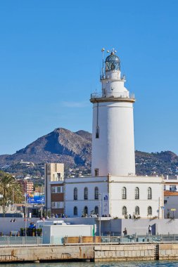 Costa del Sol 'daki Malaga limanındaki deniz feneri. Malaga, İspanya - 06 Ocak 2024.