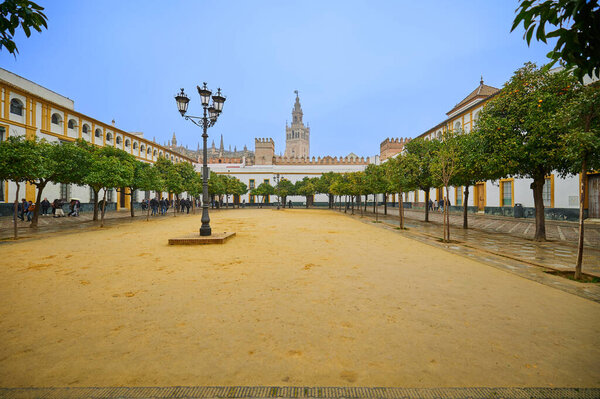 Площадь Бандерас соединяет Альказар с собором и районом Санта-Крус. Севилья, Испания - 04 января 2024 года.