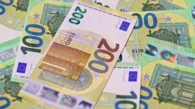 Arkaplan olarak yavaş dönen 1200 euro banknot