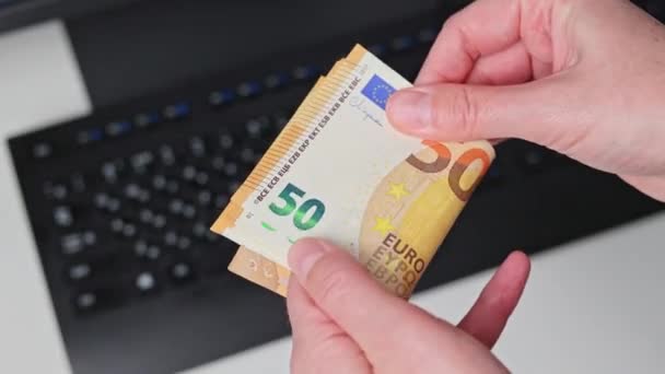 Großaufnahme Weiblicher Hände Beim Zählen Von Euro Scheinen — Stockvideo