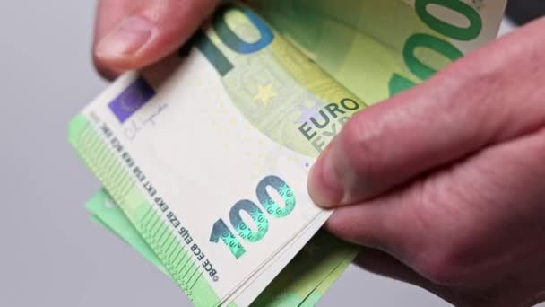 女性双手合拢 清点100欧元钞票 — 图库视频影像