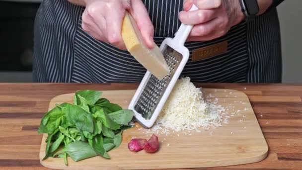 Pesto Sosu Pişirmek Kadın Eli Parmesan Peynirini Rendeliyor — Stok video