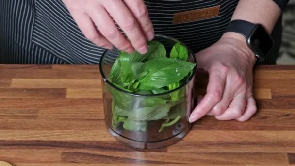 Gătitul Sosului Pesto Aproape Blender Amestecând Busuioc Proaspăt Parmezan Ulei — Videoclip de stoc