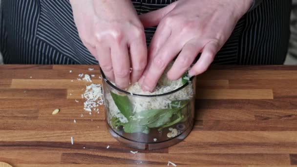 Cozinhar Molho Pesto Fechar Liquidificador Misturando Manjericão Fresco Queijo Parmesão — Vídeo de Stock