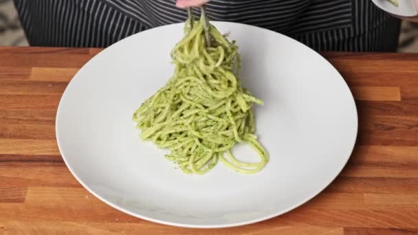 Zbliżenie Kobiety Wkładającej Spaghetti Sosem Pesto Talerz — Wideo stockowe