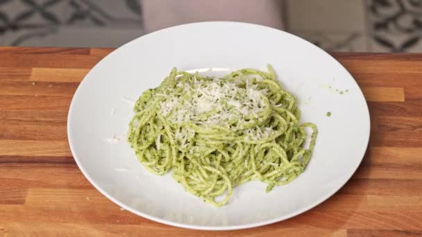 Primer Plano Mano Una Mujer Rociando Espaguetis Pesto Con Piñones — Vídeo de stock