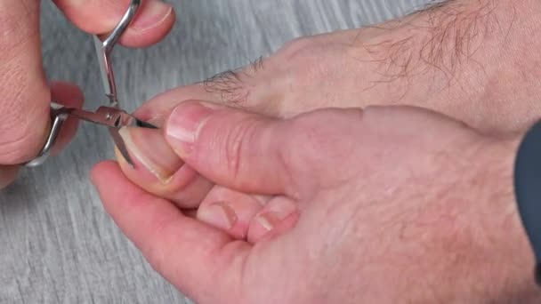 Homme Coupant Des Ongles Avec Des Ciseaux Des Ongles Coupés — Video