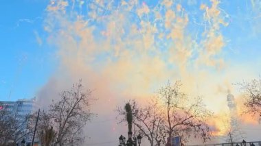 Valencia 'daki Las Fallas Tatili için havai fişekler. Sabahın erken saatlerinde Mascreta. Valencia, İspanya - 03 Mart 2024.