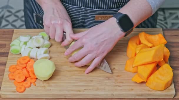 Крупный План Женских Рук Рубящих Овощи Приготовления Тыквенного Супа Морковь — стоковое видео