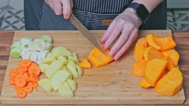 Zbliżenie Kobiet Ręce Siekanie Warzyw Przygotowania Zupy Dyni Marchew Ziemniaki — Wideo stockowe