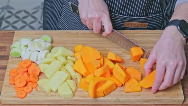 Balkabağı Çorbası Hazırlamak Için Sebze Doğrayan Kadın Ellerine Yakın Çekim — Stok video
