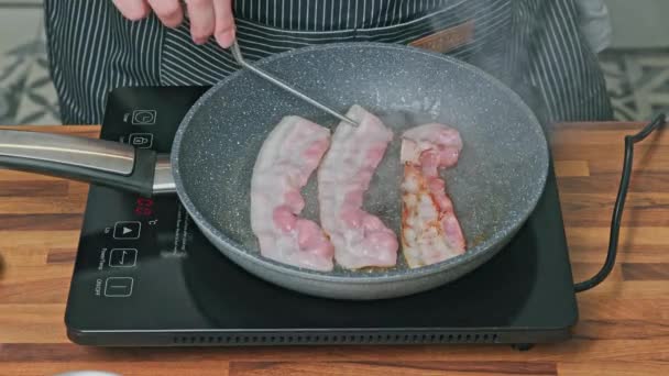 女人在煎锅里煎咸肉 — 图库视频影像