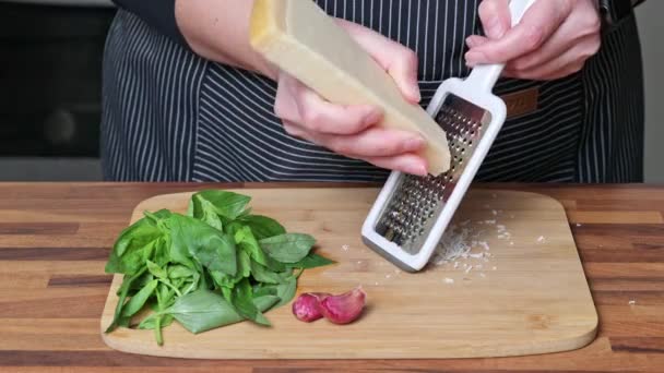 Cocción Salsa Pesto Mujer Mano Cerrar Rallado Queso Parmesano — Vídeo de stock