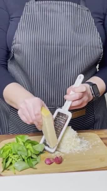 Cuisson Sauce Pesto Femme Main Fermer Râper Fromage Parmesan — Video