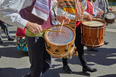 Las Fallas festivali sırasında şehir merkezinden geçen bando müzisyenlerinin festival alayı. Valencia, İspanya - 03 Mart 2024.