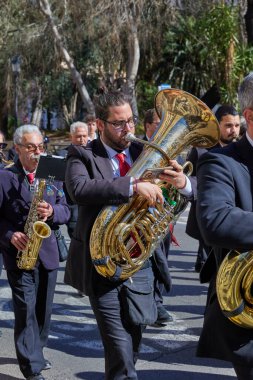 Las Fallas festivali sırasında şehir merkezinden geçen bando müzisyenlerinin festival alayı. Valencia, İspanya - 03 Mart 2024.