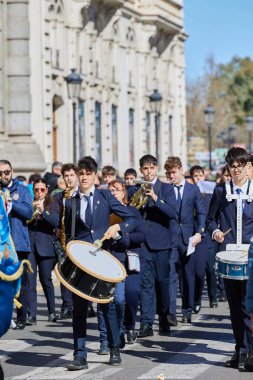 Las Fallas festivali sırasında şehir merkezinden geçen bando müzisyenlerinin festival alayı. Valencia, İspanya - 03 Mart 2024.