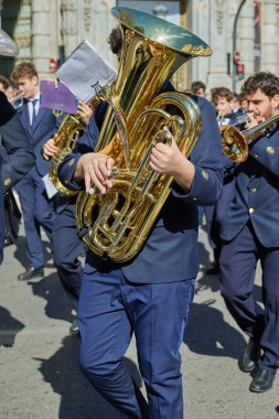 Las Fallas festivali sırasında şehir merkezinden geçen bando müzisyenlerinin festival alayı. Valencia, İspanya - 03 Mart 2024.