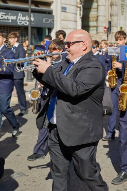 Las Fallas festivali sırasında şehir merkezinden geçen bando müzisyenlerinin festival alayı. Valencia, İspanya - 03 Mart 2024.