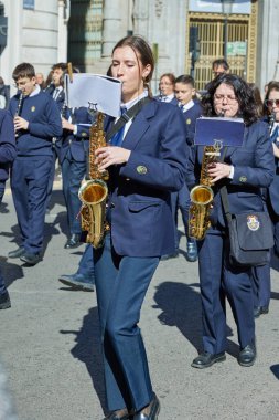 Las Fallas festivali sırasında şehir merkezinden geçen bando müzisyenlerinin festival alayı. Valencia, İspanya - 03 Mart 2024.