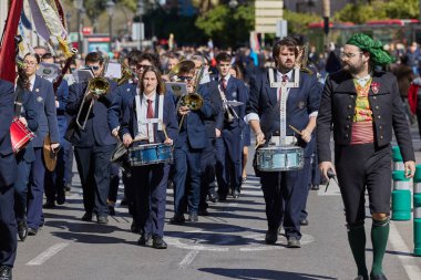 Las Fallas festivali sırasında şehir merkezinden geçen bando müzisyenlerinin festival alayı. Valencia, İspanya - 03 Mart 2024.