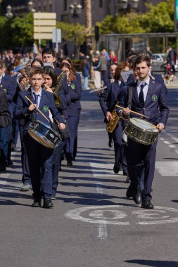 Las Fallas festivali sırasında şehir merkezinden geçen bando müzisyenlerinin festival alayı. Valencia, İspanya - 03 Mart 2024.