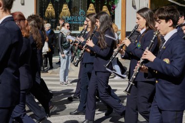 Las Fallas festivali sırasında şehir merkezinden geçen bando müzisyenlerinin festival alayı. Valencia, İspanya - 03 Mart 2024.