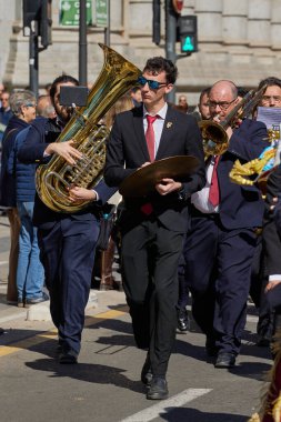 Las Fallas festivali sırasında şehir merkezinden geçen bando müzisyenlerinin festival alayı. Valencia, İspanya - 03 Mart 2024.