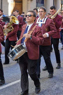 Las Fallas festivali sırasında şehir merkezinden geçen bando müzisyenlerinin festival alayı. Valencia, İspanya - 03 Mart 2024.