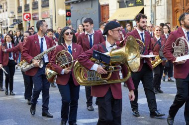 Las Fallas festivali sırasında şehir merkezinden geçen bando müzisyenlerinin festival alayı. Valencia, İspanya - 03 Mart 2024.