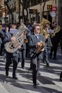 Las Fallas festivali sırasında şehir merkezinden geçen bando müzisyenlerinin festival alayı. Valencia, İspanya - 03 Mart 2024.