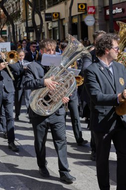 Las Fallas festivali sırasında şehir merkezinden geçen bando müzisyenlerinin festival alayı. Valencia, İspanya - 03 Mart 2024.