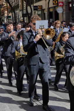 Las Fallas festivali sırasında şehir merkezinden geçen bando müzisyenlerinin festival alayı. Valencia, İspanya - 03 Mart 2024.