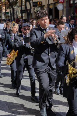 Las Fallas festivali sırasında şehir merkezinden geçen bando müzisyenlerinin festival alayı. Valencia, İspanya - 03 Mart 2024.