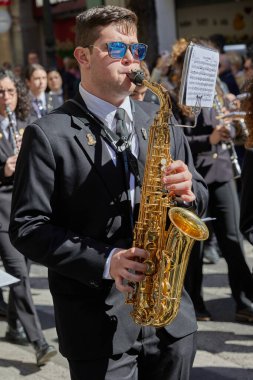 Las Fallas festivali sırasında şehir merkezinden geçen bando müzisyenlerinin festival alayı. Valencia, İspanya - 03 Mart 2024.